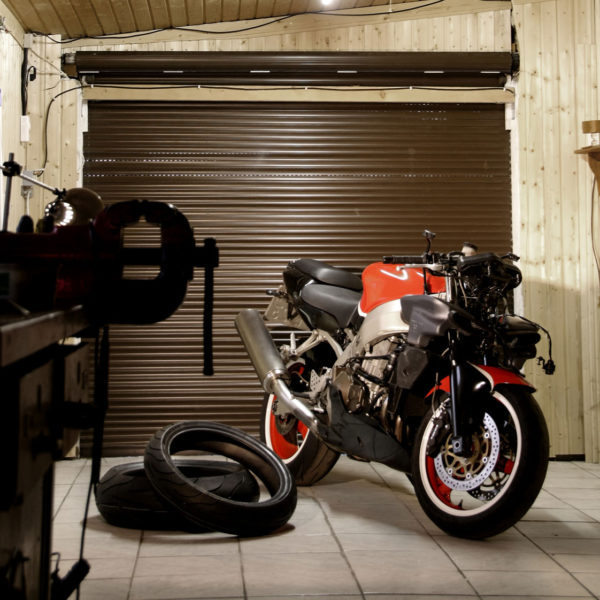 Garage für Motorrad - Motorrad in Rot